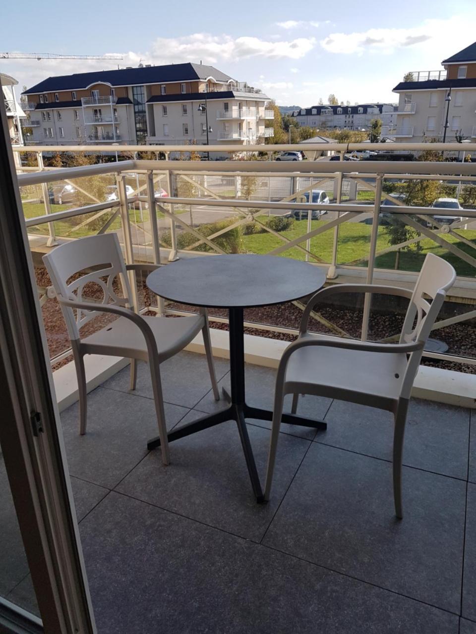Domitys Le Carrousel Aparthotel Cabourg Exteriör bild